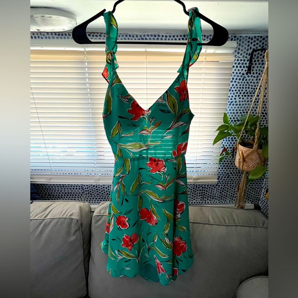 Lulu’s NWOT Green Floral Backless Dress